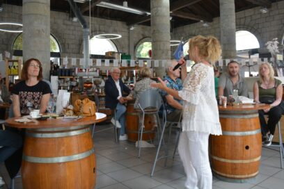 Chanteuse dans la halle Gourmande devant des spectateurs attablés. - Agrandir l'image, fenêtre modale