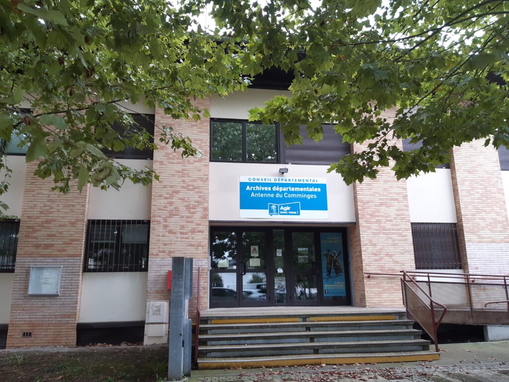 L'entrée du bâtiment des Archives départementales. - Agrandir l'image, fenêtre modale