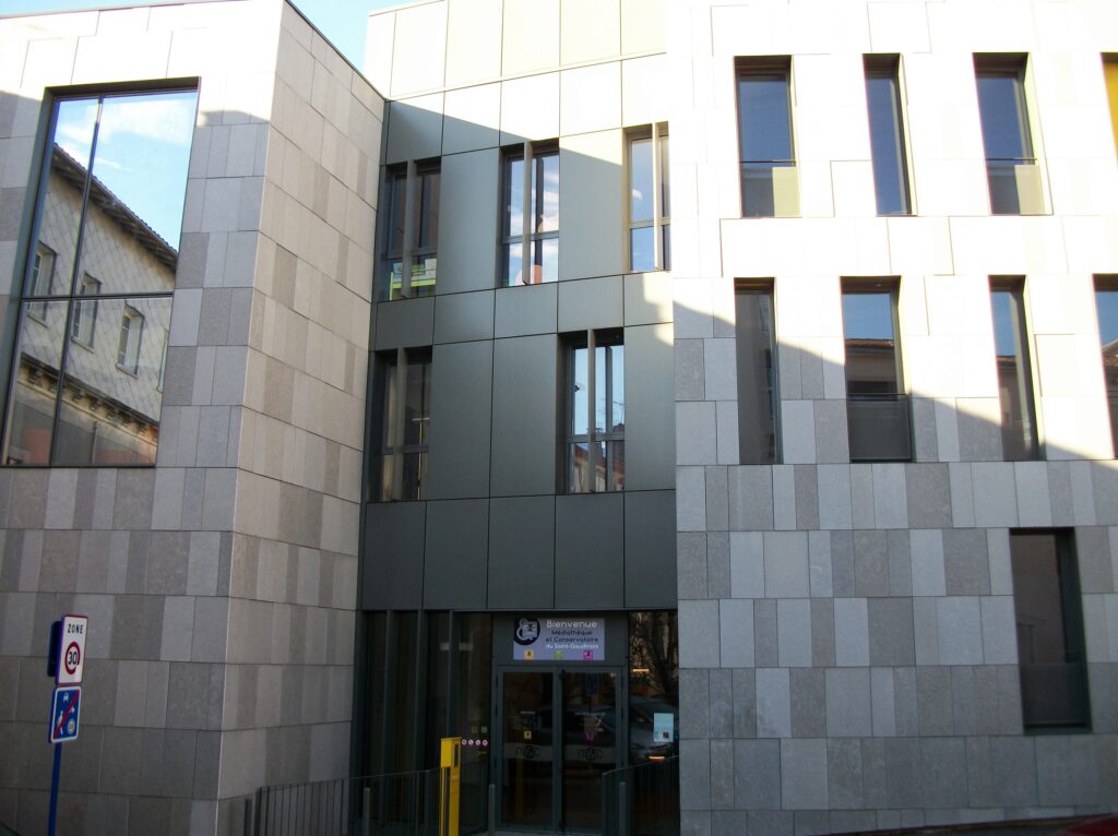 La façade est du bâtiment avec l'entrée principale qui mène à la médiathèque et au conservatoire. - Agrandir l'image, fenêtre modale