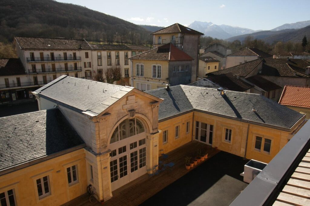 Vue du bâtiment de Pronomade(s) dans les anciens thermes d'Encausse-les-Thermes - Agrandir l'image, fenêtre modale