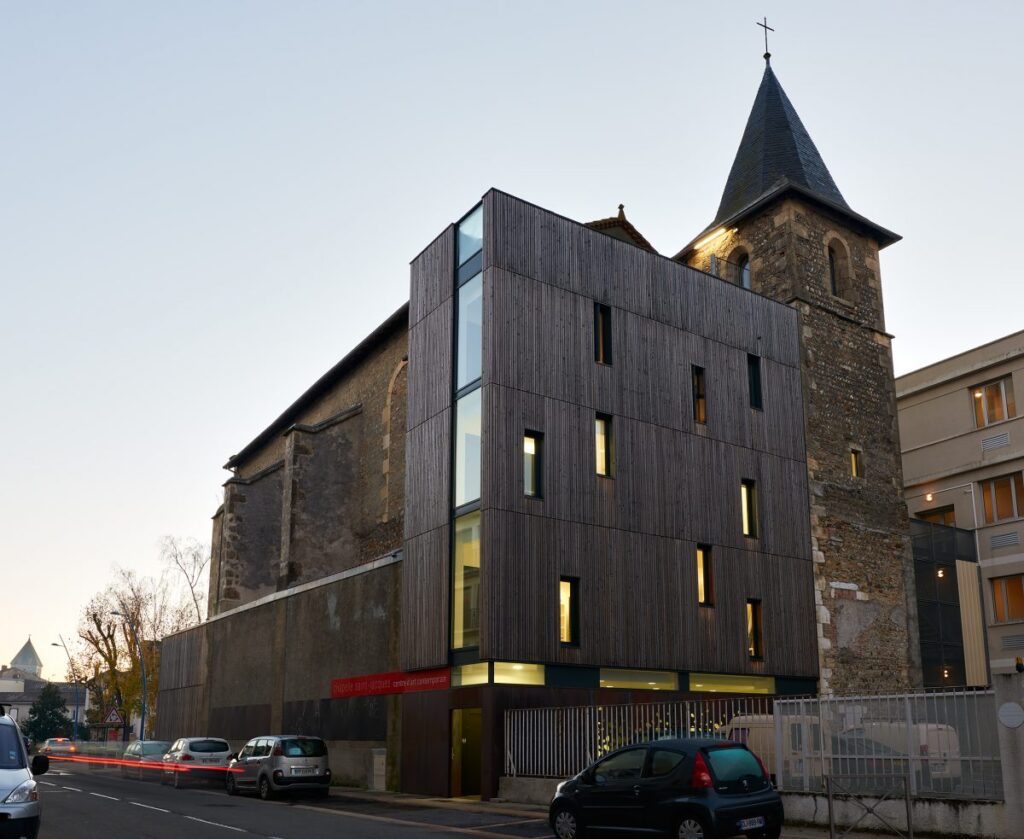 La Chapelle Saint-Jacques avec l'extension moderne, vue depuis l'avenue Foch. - Agrandir l'image, fenêtre modale