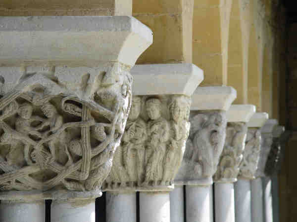 Photos des colonnes du cloître de la collégiale