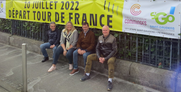 Les initiateurs de la manifestation devant la banderolle du Tour de France